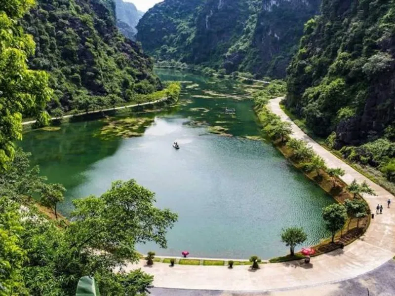 Am Tien Cave Ninh Binh – a hidden imperial valley surrounded by limestone mountains